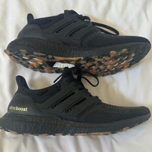 Adidas Ultraboosts Black & Gold never worn